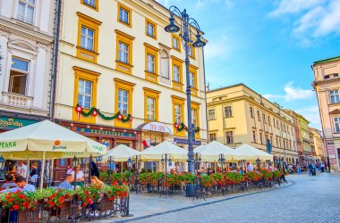 KRAKOW, POLAND - 12 Haziran 2018: Krakow 'un merkezi semti, 12 Haziran' da Krakow 'daki yerel restoranlar, barlar ve tavernalar nedeniyle yemek sevenler için cennet