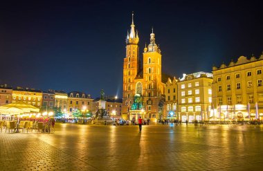 Rynek Glowny Meydanı 'nın ana mabedi St Mary Bazilikası, Krakow, Polonya' nın güzel gece aydınlanması.