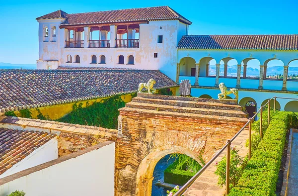 Skromný Historický Pavilon Generalife Vzdušnými Terasami Cihlovou Bránou Popředí Alhambra — Stock fotografie