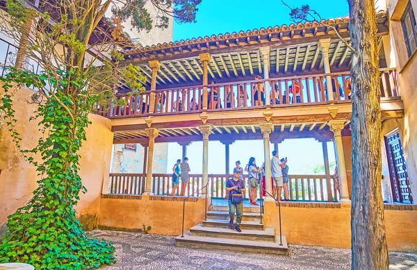 Granada España Septiembre 2019 Terraza Madera Patio Parrilla Hierro Forjado —  Fotos de Stock