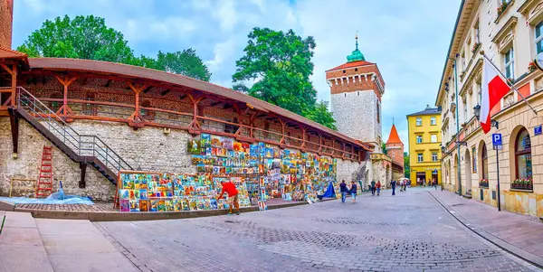 Krakow ポーランド 2018年6月12日 6月12日にクラクフで開催される人気屋外アート市場のあるピヤールスカ通りの聖フロリアン門の壁にパノラマビュー — ストック写真