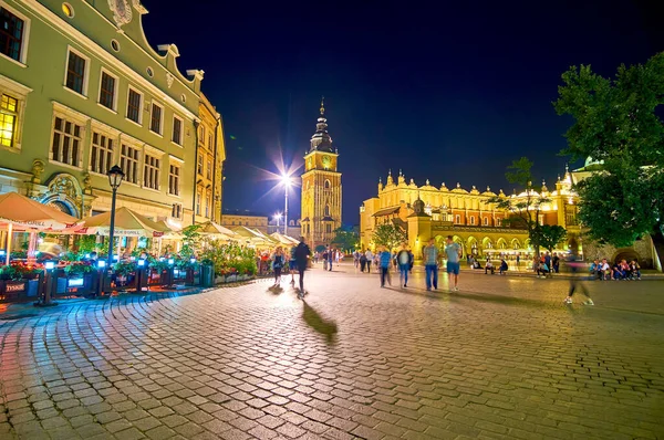 Krakow Poland Haziran 2018 Akşamları Kalabalık Ana Pazar Meydanı Nda — Stok fotoğraf