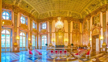 SALZBURG, AUSTRIA - 1 Mart 2019: 1 Mart 'ta Salzburg' da, Mirabell Sarayı 'ndaki Mermer Salon' un panoramik manzarası, parlak ve yaldızlı mermer ile süslenmiş büyük oda,
