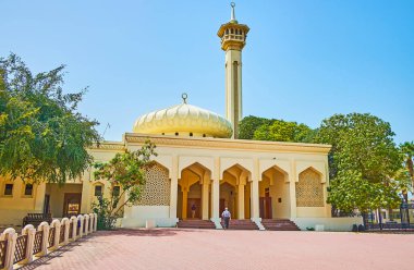 Yüksek minareli, oymalı kubbeli, Arapça ekranlı ve kemerli verandalı muhteşem hükümdar camisi Al Fahidi, Dubai, BAE