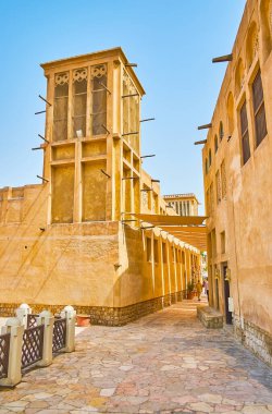 Al Bastakiya 'nın (Al Fahidi) kil yapıları el değmemiş rüzgar tutuculara (rüzgar kuleleri) sahip ve evlere serin hava sağlıyor, Dubai, BAE