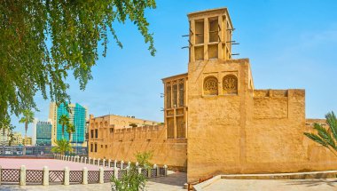 Al Bastakiya veya Al Fahidi semtindeki geleneksel Arap evi - el değmemiş rüzgar kulesi ve dekoratif Arap ekranlı kil bina, Dubai, BAE