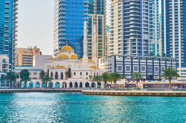 DUBAI, BAE - 2 Mart 2020: Dubai Marina kıyısında yer alan modern Mohammed Bin Ahmed Al Mulla Camii, 2 Mart 'ta Dubai' de gökdelenlerin arasına gizlenmiş yerel mimari simgelerden biridir.