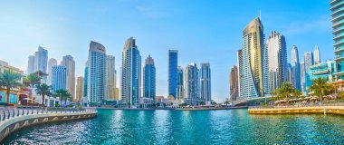 DUBAI, BAE - 2 Mart 2020: Dubai Marina 'nın kıvrımlı gezinti alanı, 2 Mart' ta Dubai 'de cam gibi yüksek katlı, gelecekteki yaşam alanlarını yürüyüş, koşu ve gözlem için güzel bir yerdir.
