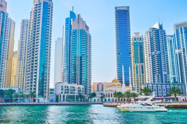 DUBAI, BAE - 2 Mart 2020: Muhammed Bin Ahmed Al Mulla Camii, Dubai Marina kıyısında modern gökdelenler arasında yer alan iki minareli, 2 Mart 2020 'de Dubai' de