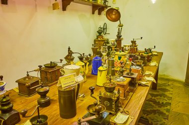 DUBAI, BAE - 2 Mart 2020 'de Dubai Kahve Müzesi' nin eski kahve öğütücüleri, tencere ve çaydanlıkları ile birlikte 2 Mart 'ta Dubai' de