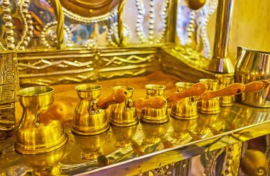 Sıcak kum, Dubai, BAE 'de Türk usulü kahve yapmak için pirinç cezves hattı