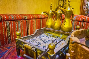 Arap kahvesi yapmak için eski Dallah kahve demlikleri olan klasik kömür ocağı, Dubai, BAE