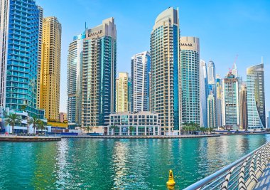 DUBAI, BAE - 2 Mart 2020: Dubai Marina kıyısındaki Park Island Towers kompleksinin manzarası