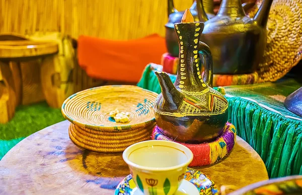 Tradycyjne Etiopskie Jebena Garnek Gotowania Kawy Stoi Zabytkowym Drewnianym Stole — Zdjęcie stockowe