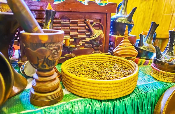 Кухонная Посуда Эфиопской Кофейной Церемонии Плетеная Чаша Сырыми Кофейными Зёрнами — стоковое фото