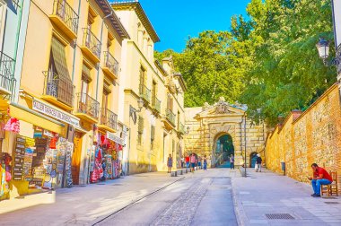 GRANADA, İspanya - SEPTEMBER 25 Eylül 2019: Sabika tepesinin yamacında yer alan tarihi Puerta de las Granadas kapısı, Cuesta de Gomerez caddesini aynı isimdeki parktan 25 Eylül 'de Granada' da ayırır.