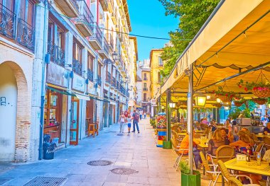 GrandANADA, İspanya - 25 Eylül 2019: Tarihi Bib-Rambla Meydanı 'nda yürüyüş, manzaralı köşkler ve sayısız açık kafe ile 25 Eylül' de Granada 'da