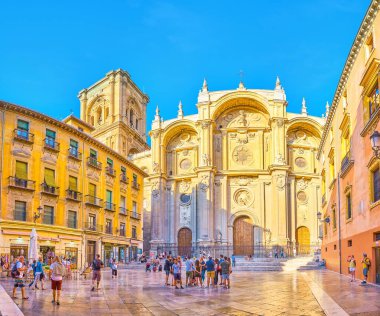GRANADA, İspanya - SEPTEMBER 25 Eylül 2019: The Plaza de las Pasiegas Meydanı, eski şehrin kalbinde yer alan ve Katedral ve korunmuş tarihi köşkler gibi eserleriyle ünlü, 25 Eylül 'de Granada' da