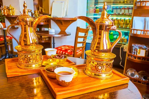 Genießen Sie Köstlichen Arabischen Qahwa Kaffee Zubereitet Messing Dallah Kaffeekanne — Stockfoto