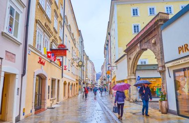 SALZBURG, AUSTRIA - 1 Mart 2019: 1 Mart 'ta Salzburg' da, ortaçağ Neustadt ilçesinin ana tarihi alışveriş caddesi Linzer gazında faaliyet