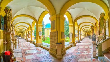 SALZBURG, AUSTRIA - 1 Mart 2019: Salzburg 'da 1 Mart' ta St. Sebastian Mezarlığı 'nın mezarları ile döşenmiş koridorlarda panoramik manzara