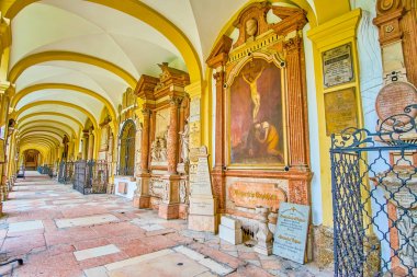 SALZBURG, AUSTRIA - 1 Mart 2019: 1 Mart 'ta Salzburg' da, St. Sebastian Mezarlığı 'nın kapalı atari koridorlarında yürüyün ve Salzburg' un ünlü vatandaşlarının muhteşem mezar taşlarına bakın.