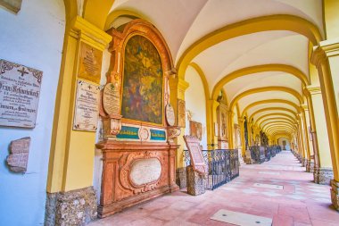 SALZBURG, AUSTRIA - 1 Mart 2019: 1 Mart 'ta Salzburg' da ünlü, zengin ve nüfuzlu ailelerin mezarlarıyla birlikte St Sebastian Mezarlığı 'nın tarihi koridoru