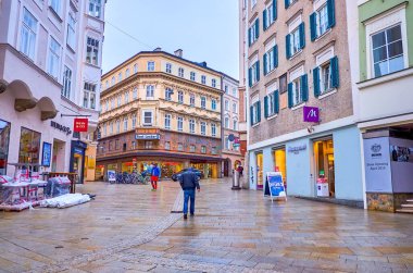 SALZBURG, AUSTRIA - 1 Mart 2019: 1 Mart 'ta Salzburg' da, tarihi Neustadt ilçesinde eski evlerin muhteşem cepheleriyle büyük Platzl Meydanı