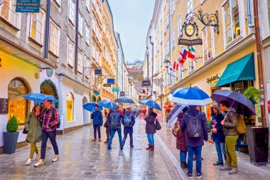 SALZBURG, AUSTRIA - 1 Mart 2019: Eski kentin popüler alışveriş caddesi Getreidegasse 'de 1 Mart' ta,
