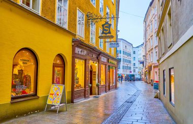 SALZBURG, AUSTRIA - 1 Mart 2019: Neustadt ilçesinin orta kesimindeki dar tarihi alışveriş caddesi, 1 Mart 'ta Salzburg' da
