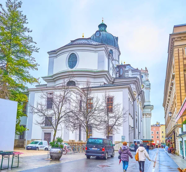ザルツブルグ オーストリア 2019年3月1日 アルトシュタット地区の古い通りを散策し 3月1日にザルツブルクでコルレゲンキルシュとその周辺の住宅の壮大な建築物をご覧ください — ストック写真