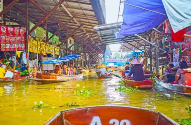 DAMNOEN SADUAK, THAILAND - 13 Mayıs 2019: Damnoen Saduak 'ta birçok tezgah, kaotik tekne trafiği, egzotik yiyecekler ve güzel el sanatları ile Ton Khem yüzer pazarını keşfetmek