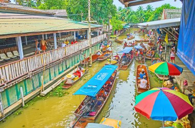 DAMNOEN SADUAK, THAILAND - 13 Mayıs 2019: Damnoen Saduak 'ta 13 Mayıs' ta ağır turistik tekne trafiği, sayısız yiyecek ve hediyelik eşya tezgahları ile Ton Khem yüzer pazarındaki yoğun kanal (klong)