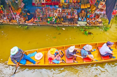 DAMNOEN SADUAK, THAILAND - 13 Mayıs 2019: 13 Mayıs 2019 'da Damnoen Saduak' ta, Ton Khem yüzer pazarının hediyelik eşya standında yelken açan turist teknesinin en iyi manzarası