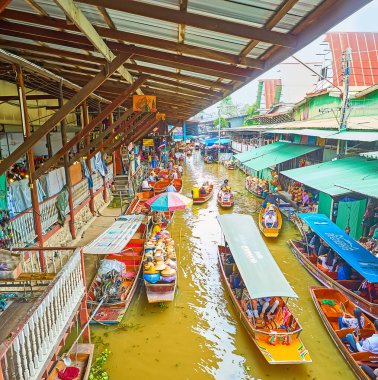 DAMNOEN SADUAK, THAILAND - 13 Mayıs 2019: Damnoen Saduak 'ta, serbest yüzen turist ve tedarikçi teknelerinin kaotik trafiğiyle Ton Khem yüzer pazarının en üst görüntüsü