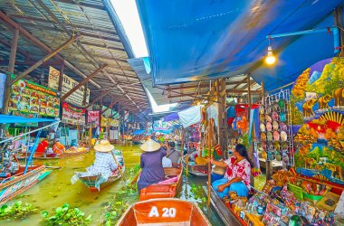 DAMNOEN SADUAK, THAILAND - 13 Mayıs 2019: 13 Mayıs 'ta Damnoen Saduak' ta Ton Khem yüzer pazarının hediyelik eşya dükkanlarından alışveriş yapın