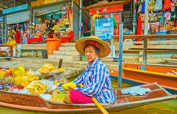 Damnoen Saduak Thailand Maio 2019 Retrato Vendedora Frutas Seu Sampan — Fotografia de Stock