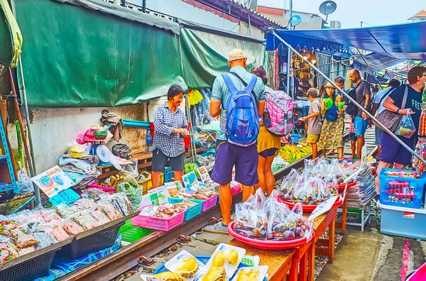Maeklong Thailand Maio 2019 Turistas Caminham Pela Ferrovia Fazem Compras — Fotografia de Stock