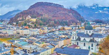 Monchsberg Hill, şehir manzarasını klasik yapılar, dar sokaklar, Kollejyon Üniversitesi Kilisesi (Kollegienkirche), Kapuzinerberg Tepesi ve Salzach Nehri, Salzburg, Austr