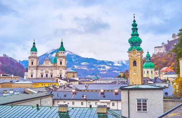 Deszczowy Dzień Starym Salzburgu Widokiem Średniowieczną Katedrę Smukłą Dzwonnicę Opactwa — Zdjęcie stockowe