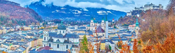 Salzburg Esős Városképe Hohensalzburg Erőddel Festungsberg Hegy Tetején Nedves Tetők — Stock Fotó