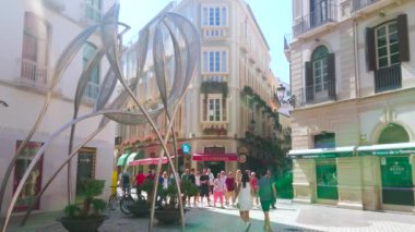 MALAGA, SPAIN - SEPTEMBER 28 Eylül 2019: Klasik yapılar ve modern Panta Rei heykeli, 28 Eylül 'de Malaga' nın eski kentinin alışveriş merkezindeki Plaza del Siglo meydanında yer aldı.