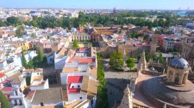 Casco Antiguo 'nun Giralda Kulesi' ne, Kubbe 'ye ve Gotik Katedral Kulesi' ne, Plaza del Triunfo 'ya (Zafer Meydanı), Alcazar Kalesi' ne ve Seville, İspanya 'nın eski çatılarına bakan hava manzarası.