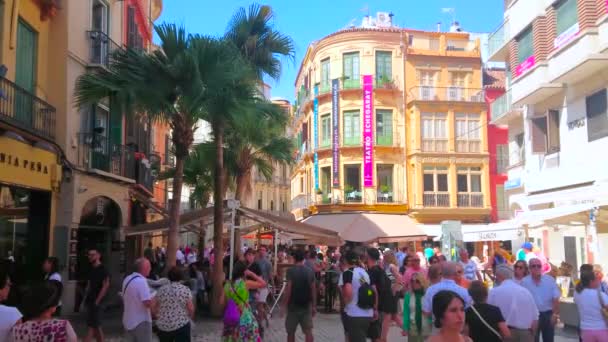 スペインのマラガ 2019年9月28日 9月28日にマラガで カフェ お土産店 歴史的建造物のパティオが並ぶ混雑したグラナダ通り — ストック動画