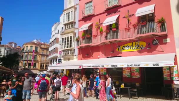 马德里 2019年9月28日 充满活力的度假胜地生活 9月28日在马拉加 卡莱尔格拉纳达街上挤满了购物人群 街道两旁都是受欢迎的塔帕斯酒吧和餐馆 — 图库视频影像