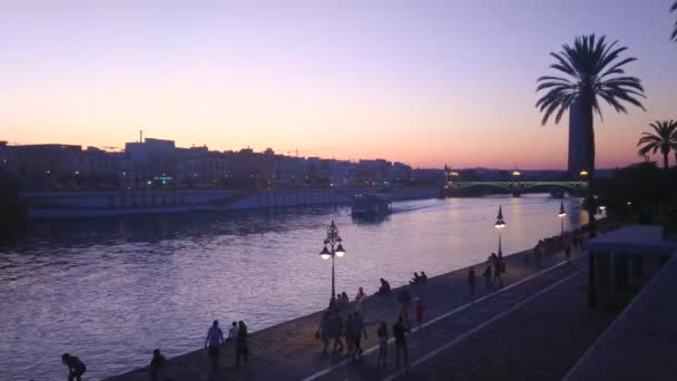 Seville Espagne Septembre 2019 Crépuscule Violet Sur Rivière Guadalquivir Avec — Video