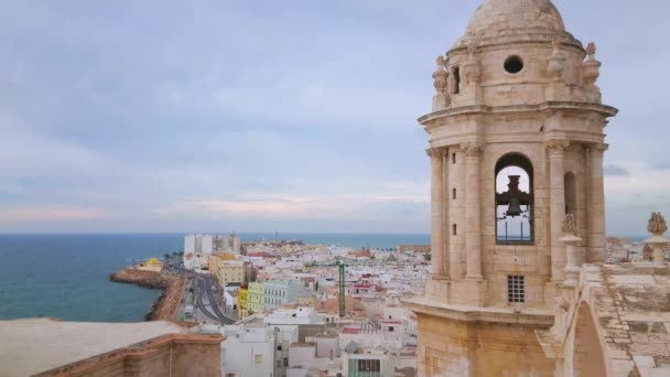 西班牙 科斯塔德拉鲁斯 卡迪兹大教堂的石钟塔 背景是沿海社区和大西洋 — 图库视频影像