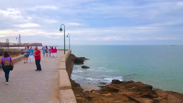 Cadiz Spain September 2019 Панорама Переповненої Доріжки Кастільйо Сан Себастьян — стокове відео
