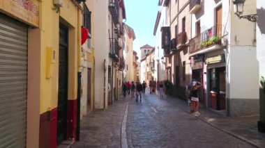GRANADA, SPAIN - 27 Eylül 2019: 27 Eylül 'de Granada' da Ortaçağ Carrera del Darro Caddesi 'nin mimari simgelerini ve ilgi çekici yerlerini keşfet