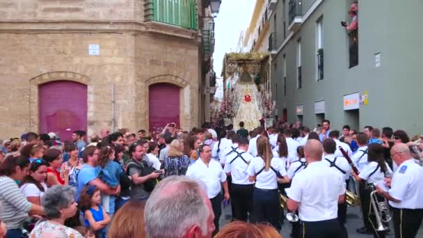 Cadiz スペイン 2019年9月22日 メルセデス フィエスタ 慈悲の聖母祭り の宗教行列は 9月22日にカディスで 地元の人々によって運ばれる天蓋付きの輿で聖母像と一緒に — ストック動画